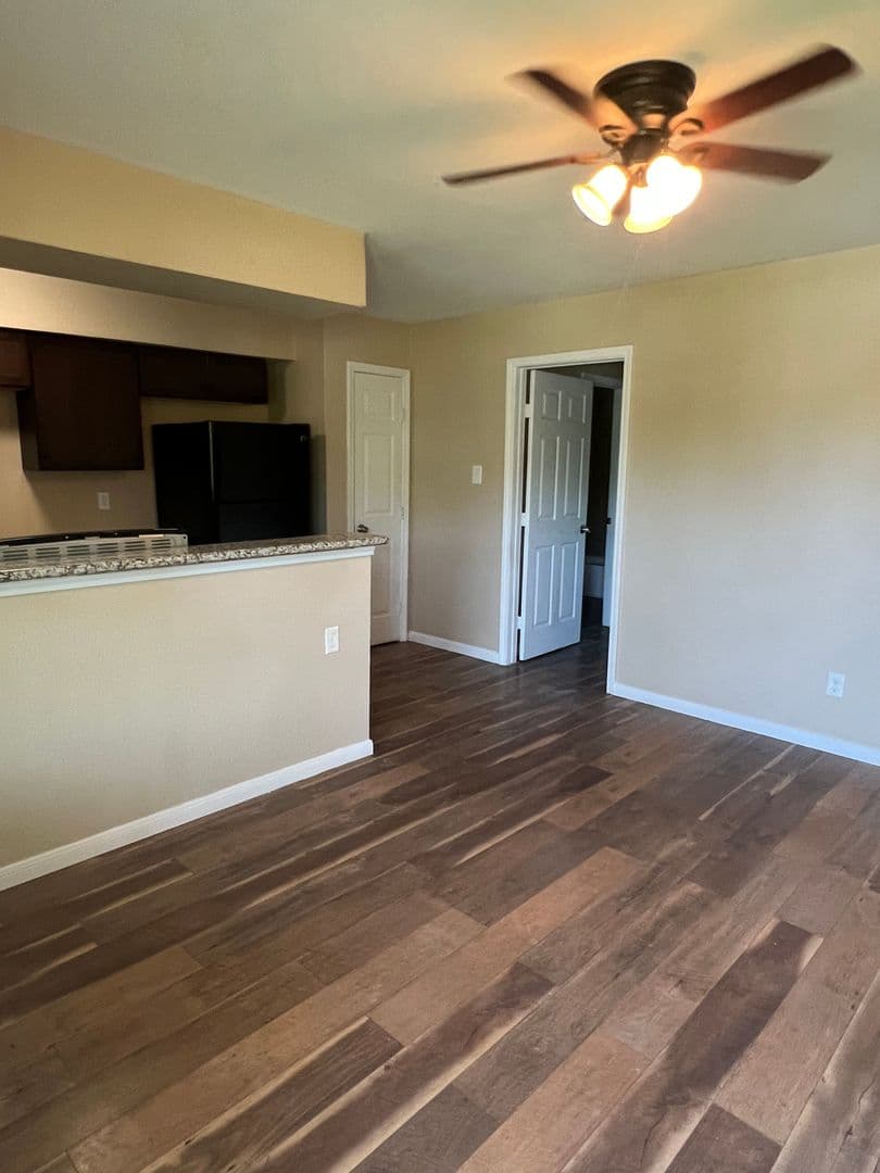 La Marque Apartment: 704 Ave B