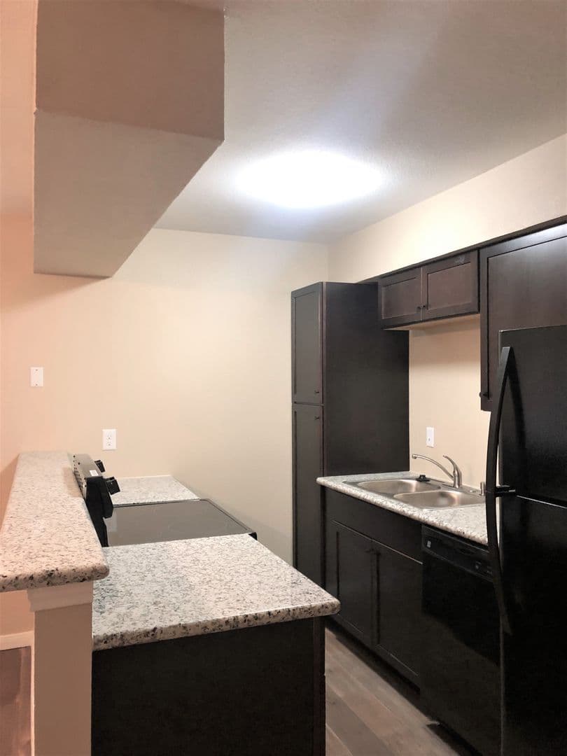 La Marque Apartment: 704 Ave B