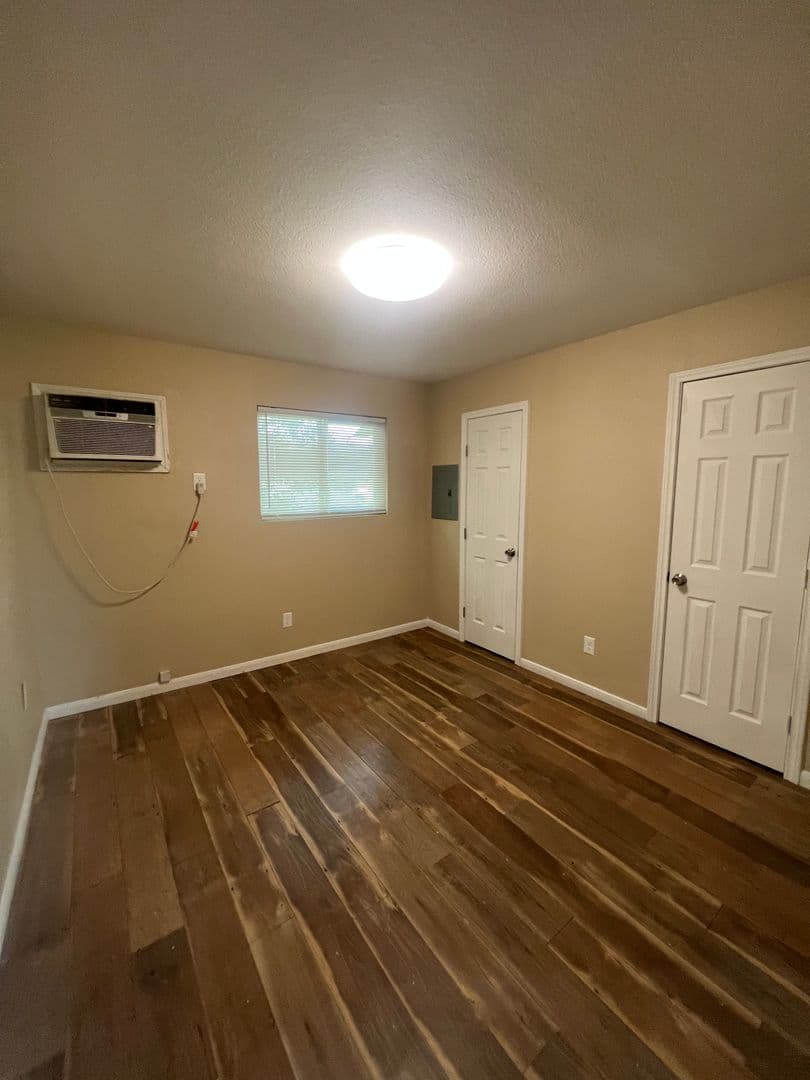 La Marque Apartment: 704 Ave B