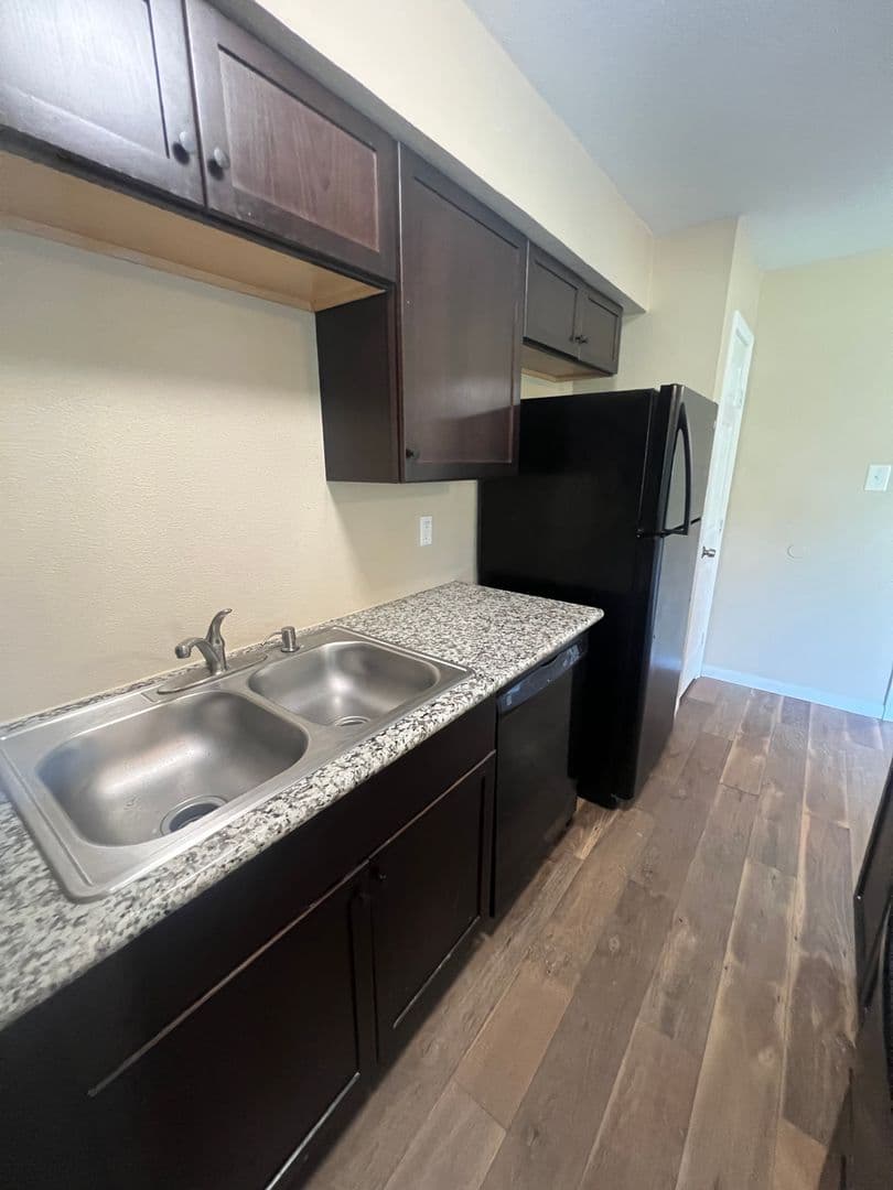 La Marque Apartment: 704 Ave B