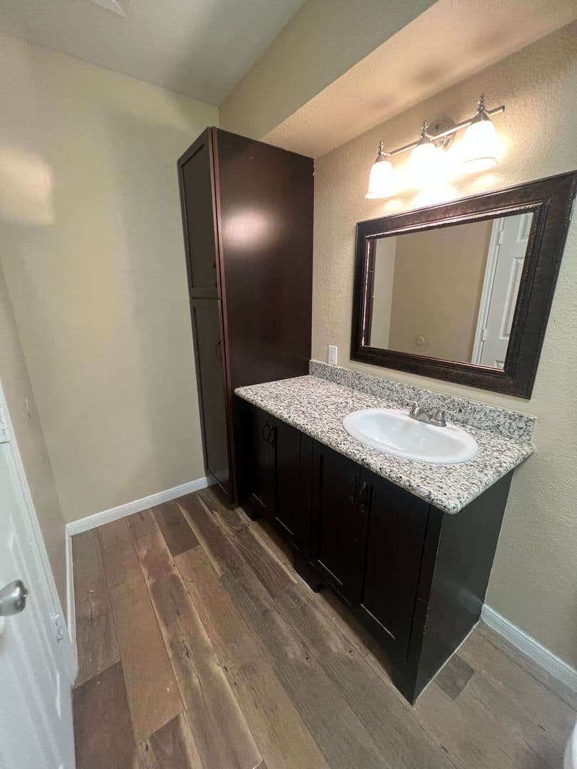 La Marque Apartment: 704 Ave B