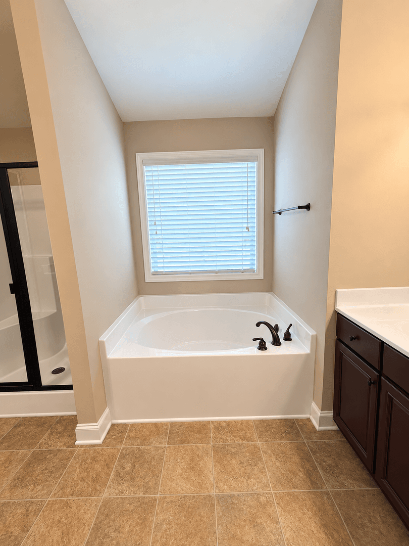 Loganville House: 424 Strawberry Walk