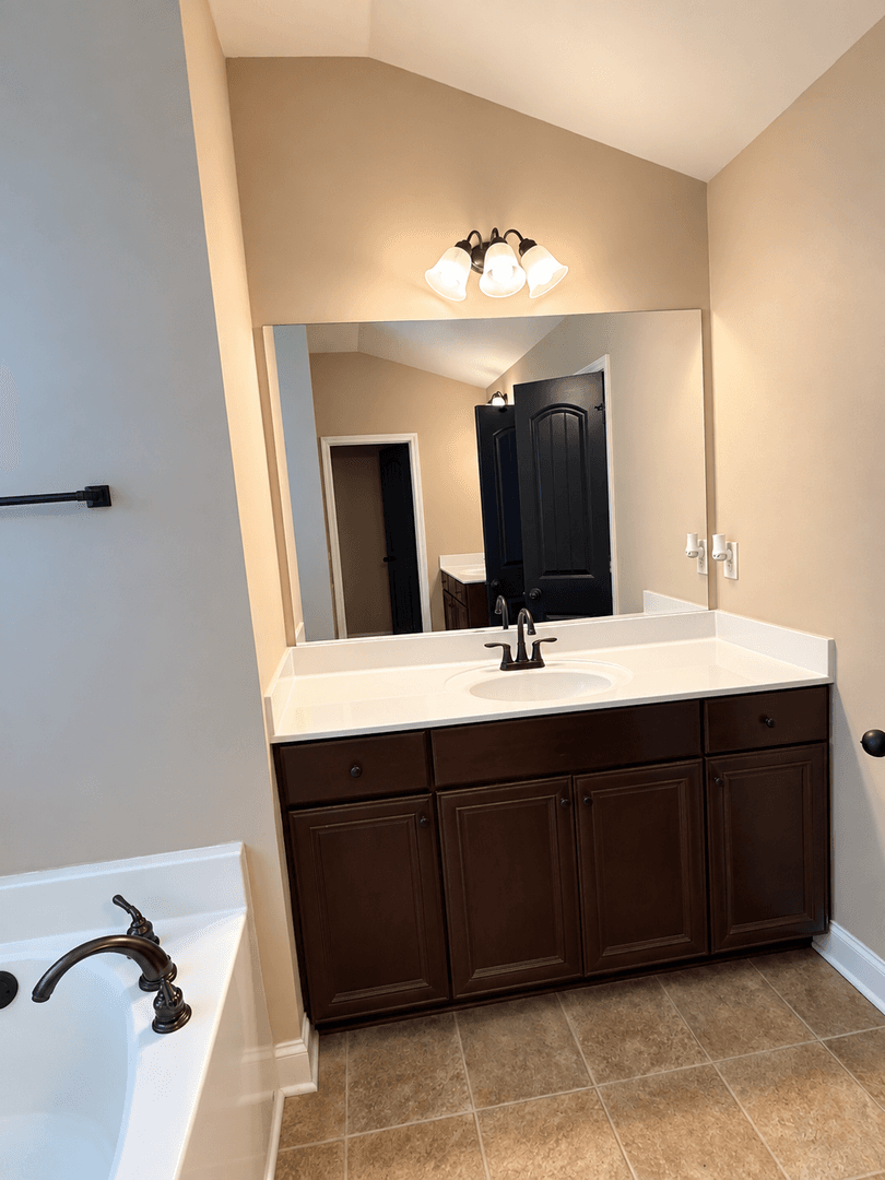 Loganville House: 424 Strawberry Walk