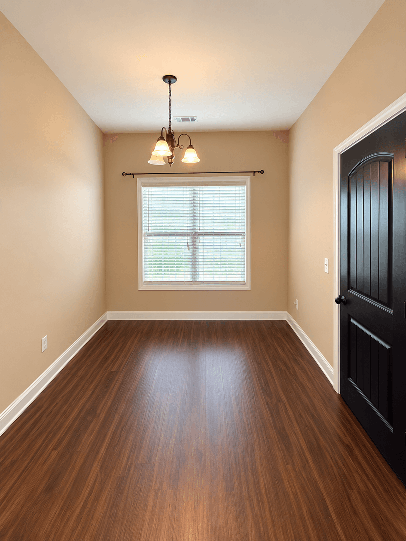 Loganville House: 424 Strawberry Walk