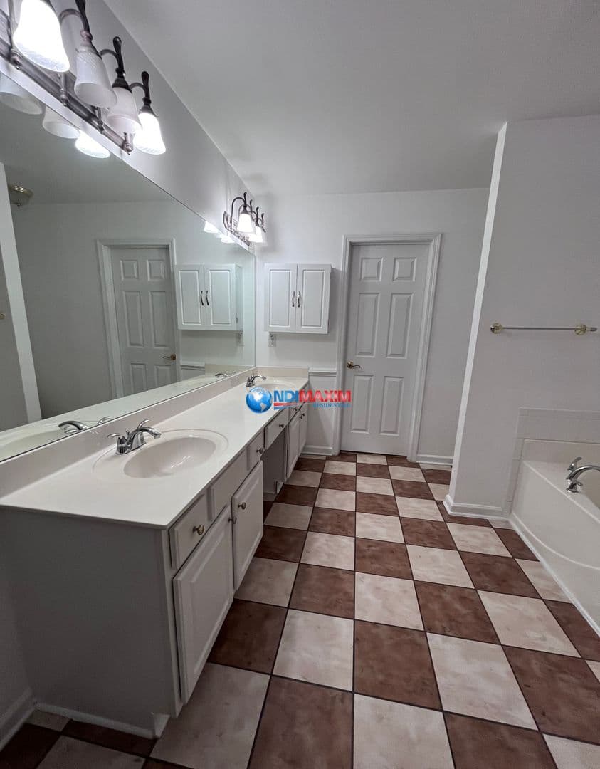 Duluth House: 4066 Parkway Circle