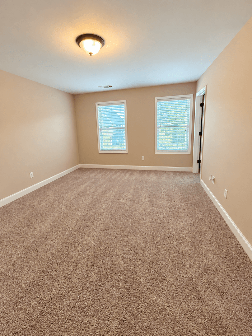 Loganville House: 424 Strawberry Walk