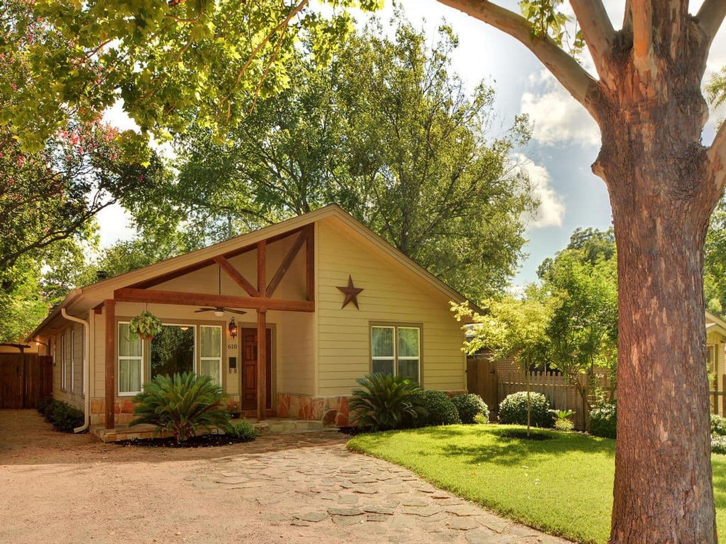 Austin House: 610 W. North Loop