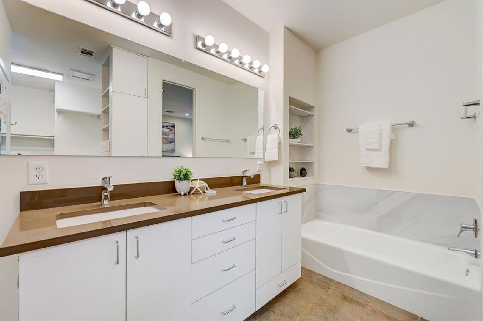 Austin House: 805 Leonard St