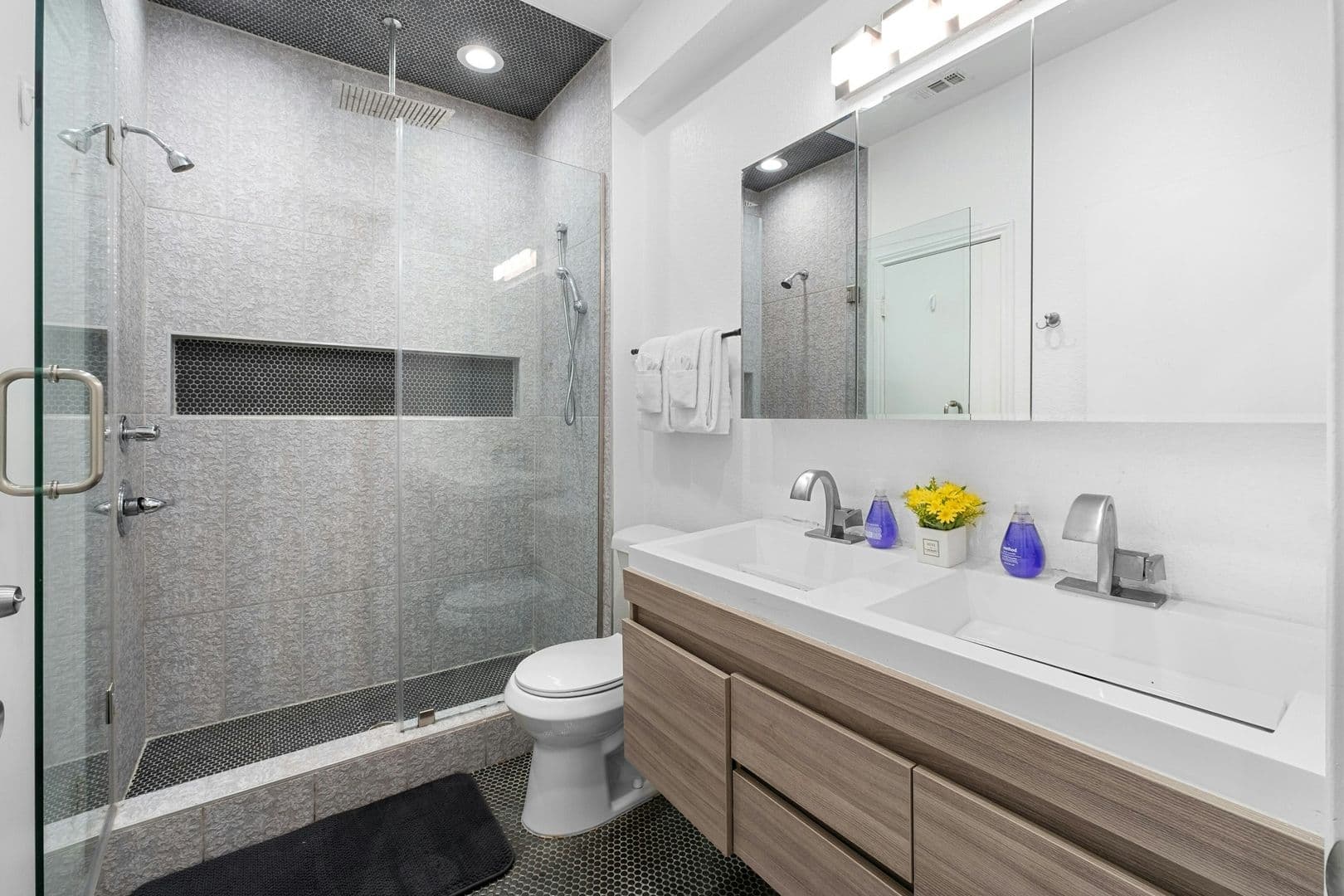 Austin Multiplex: 2917 E 16th St