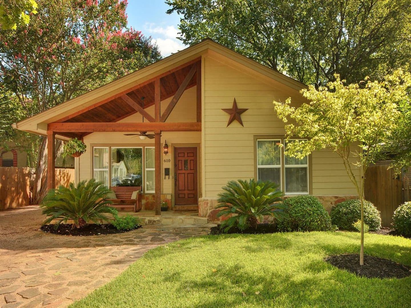 Austin House: 610 W. North Loop