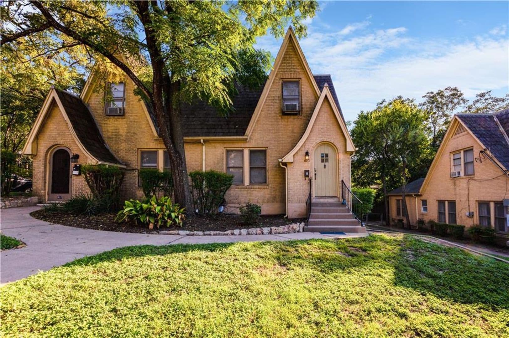 Austin Multiplex: 407 E 32nd St