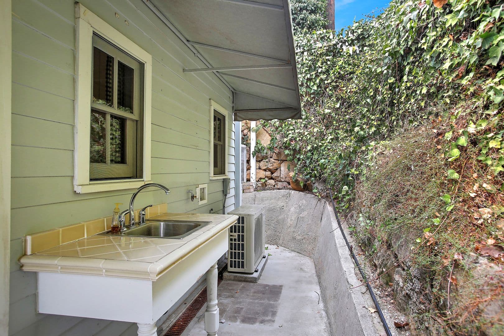 Santa Barbara House: 610 East Pedregosa Street