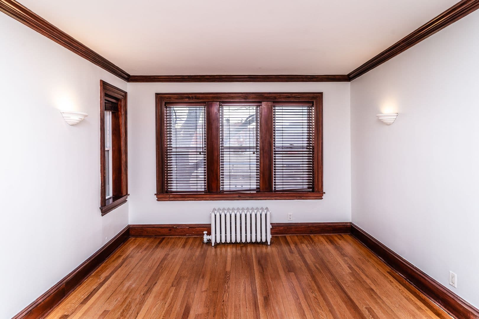 Oak Park Apartment: 628 Harrison