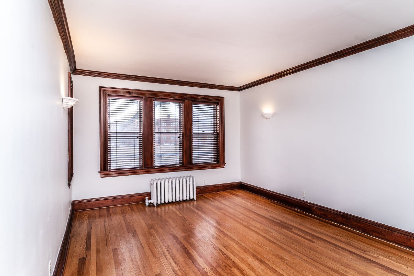 Oak Park Apartment: 628 Harrison