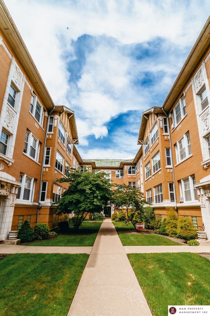 Oak Park Apartment: 440 N Austin Avenue
