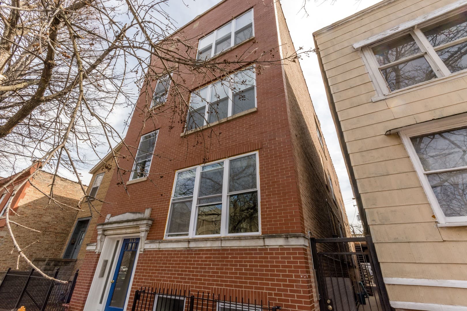 Chicago Apartment: 915 Aberdeen St