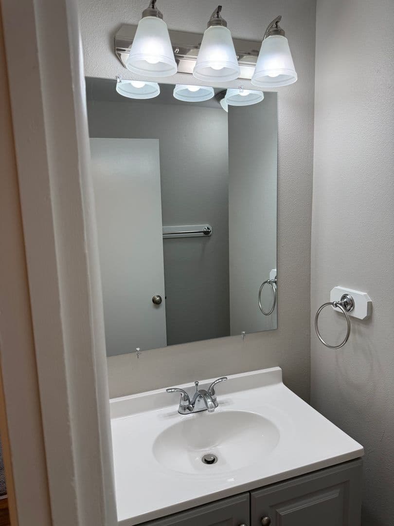 McMinnville Apartment: 605 NW Adams St.