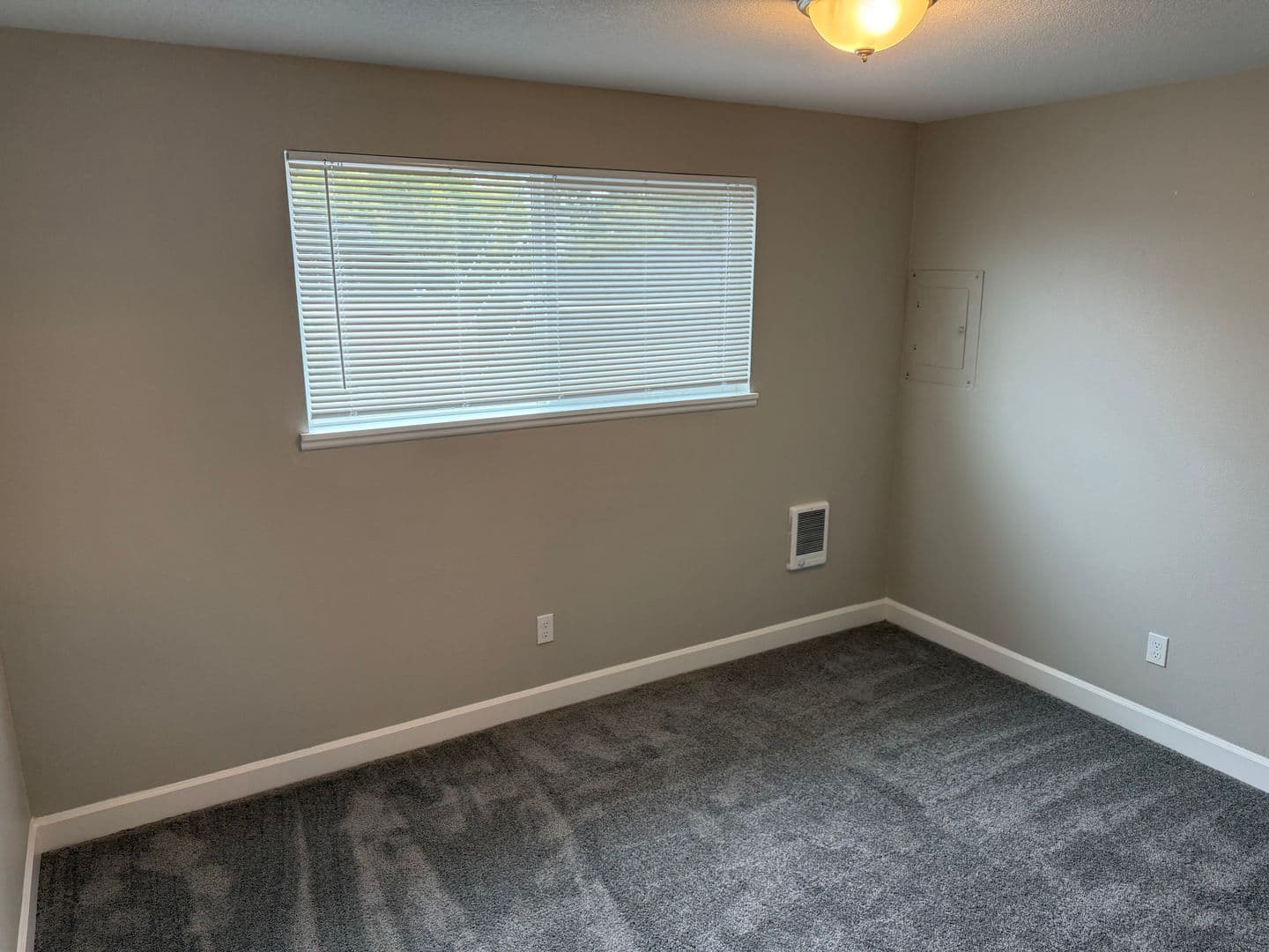 McMinnville Apartment: 605 NW Adams St.