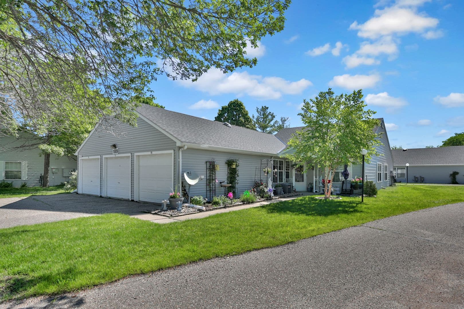 Oakdale Apartment: 1745 Granada Ave N