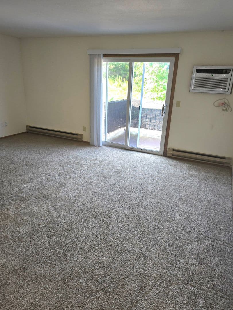 Pewaukee Apartment: 1373 Meadowcreek Dr.