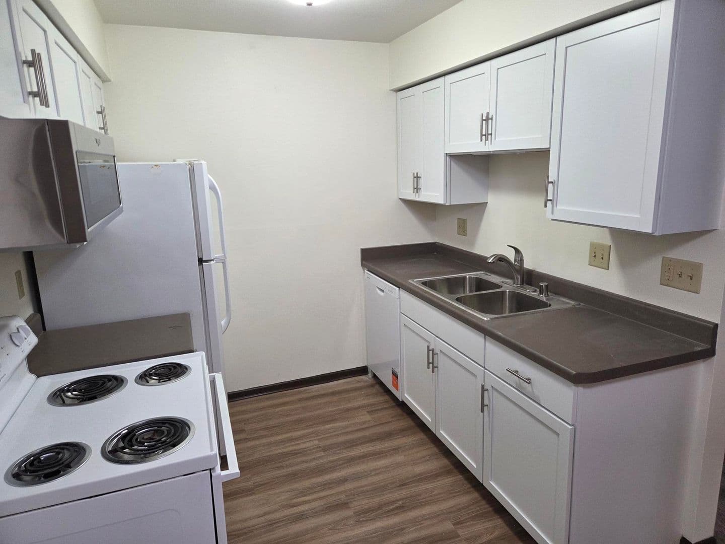 Pewaukee Apartment: 1323 Meadowcreek Dr.