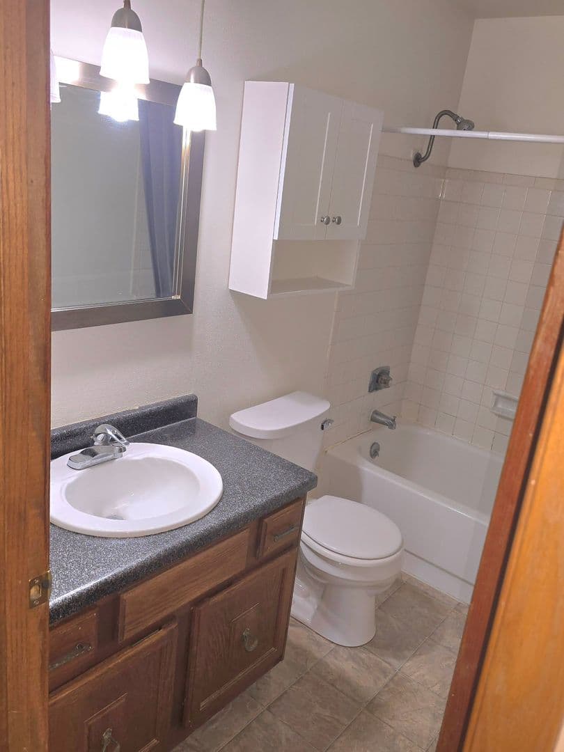 Pewaukee Apartment: 1373 Meadowcreek Dr.