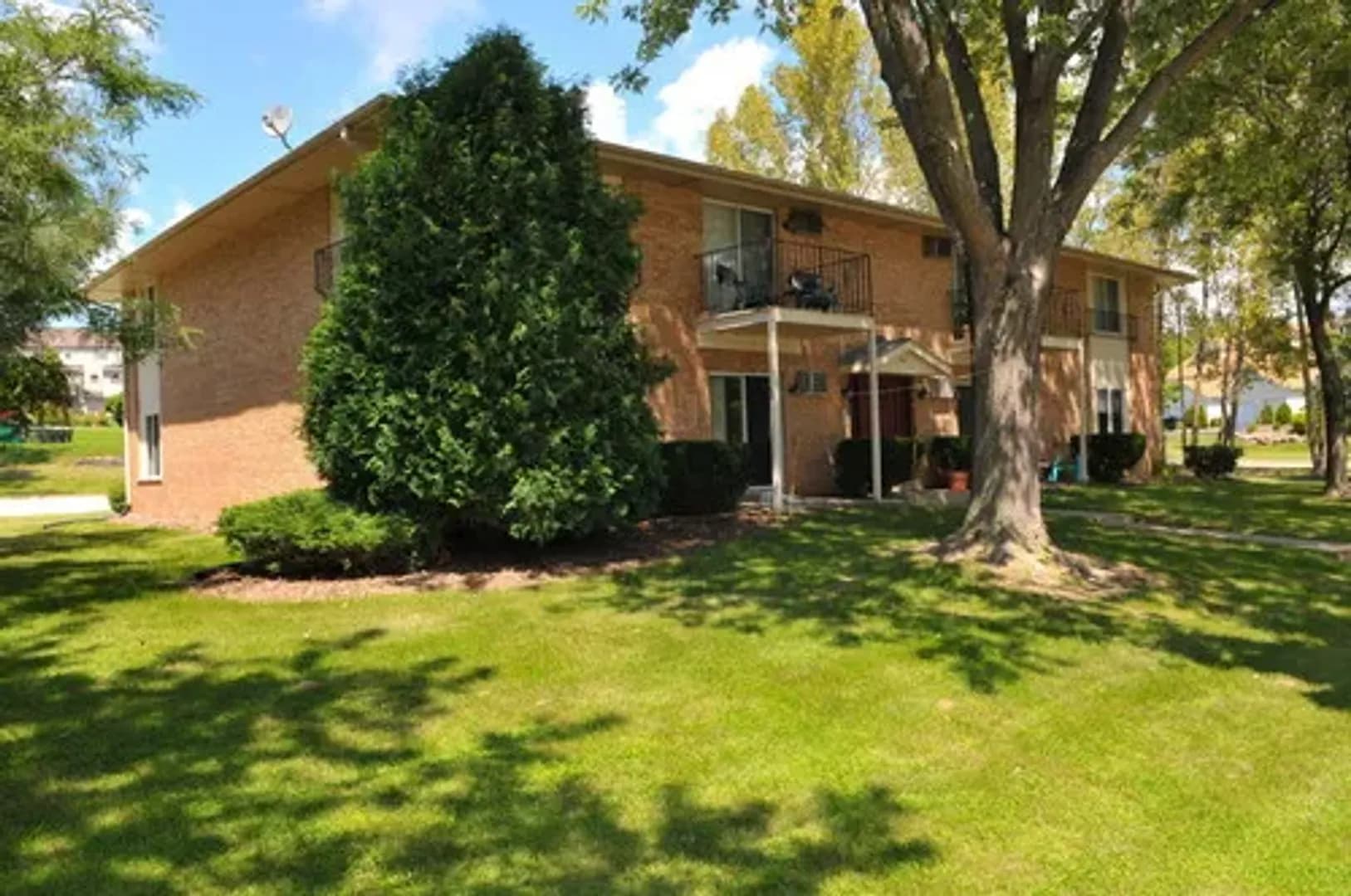 Pewaukee Apartment: 1323 Meadowcreek Dr.
