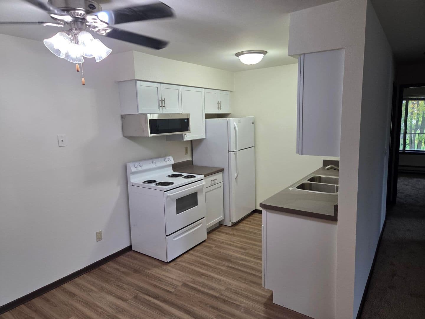 Pewaukee Apartment: 1323 Meadowcreek Dr.