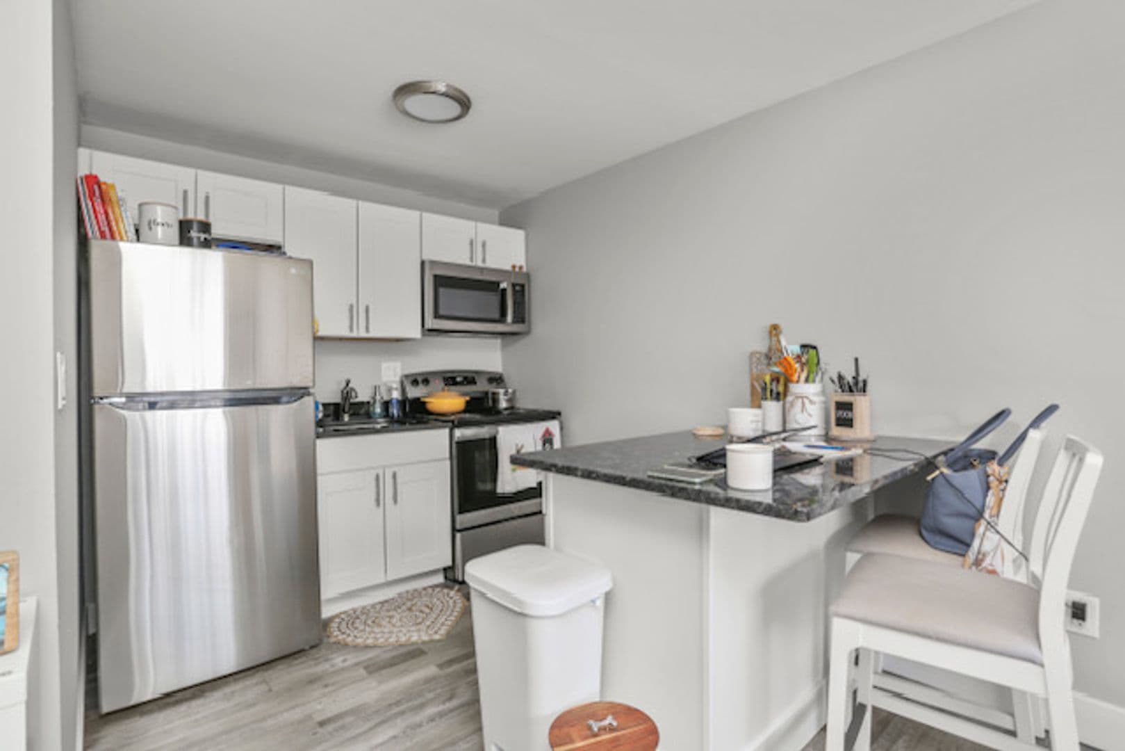 Stratford Apartment: 1126 Stratford Avenue