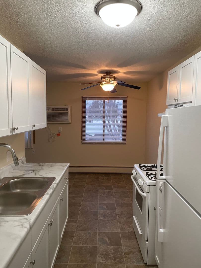 Farmington Apartment: 811 - 8th Street