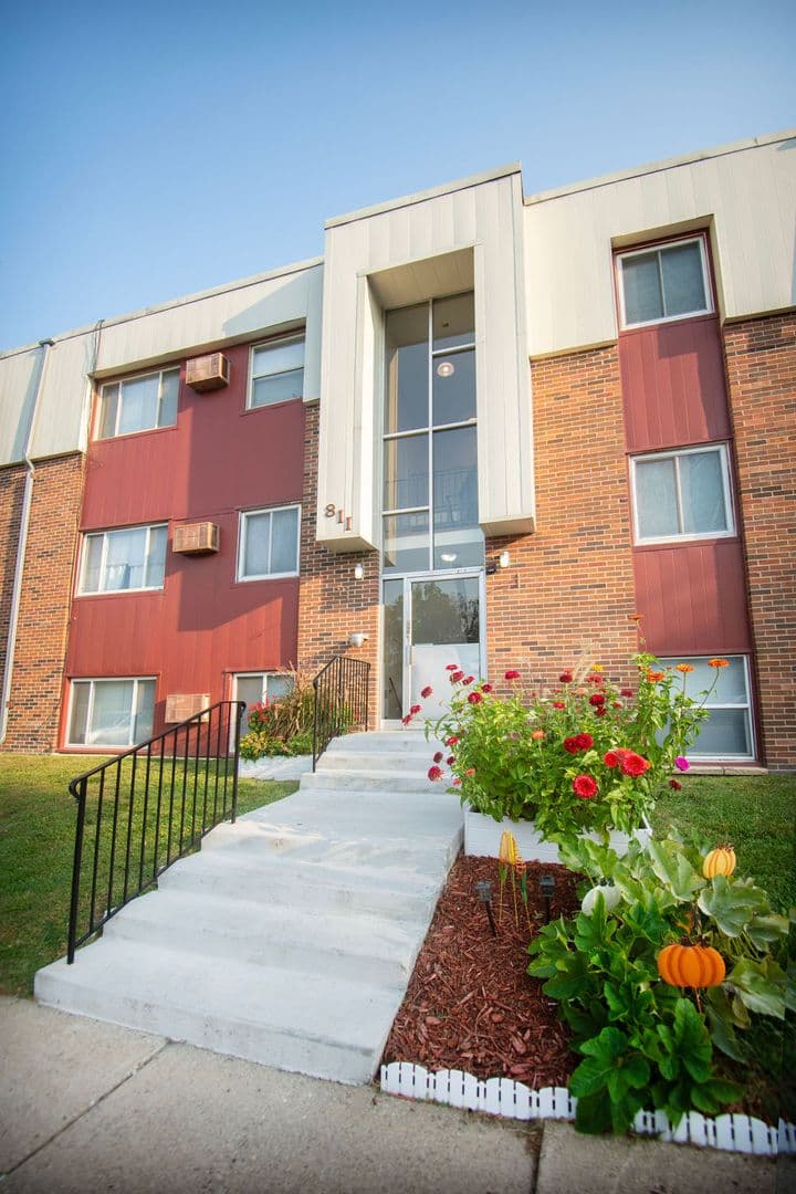 Farmington Apartment: 811 - 8th Street