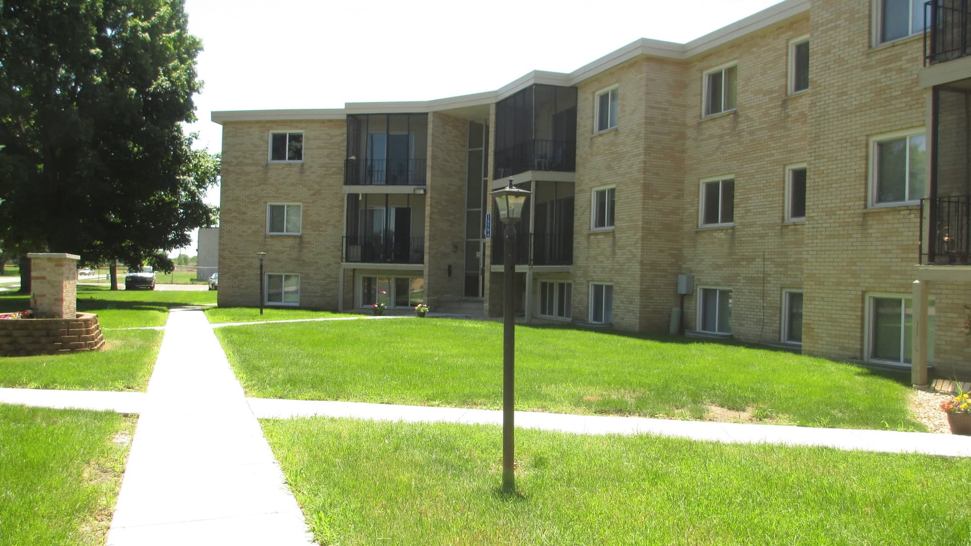 Elk River Apartment: 18594 Gary St