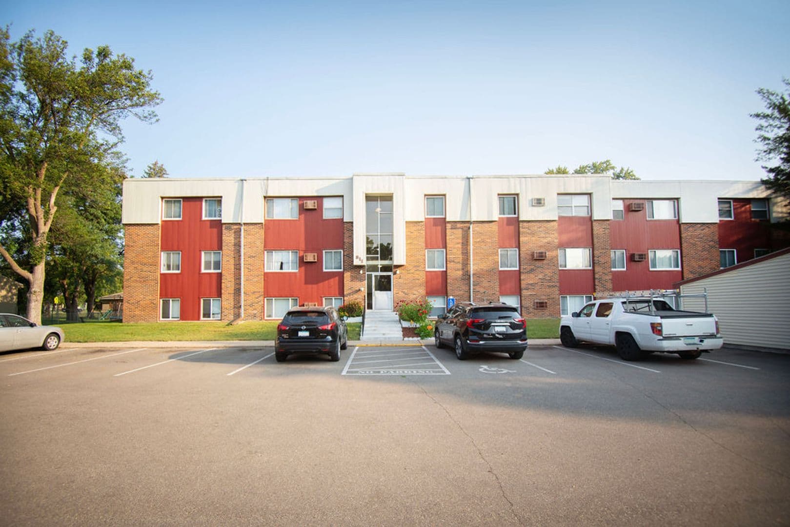 Farmington Apartment: 811 - 8th Street