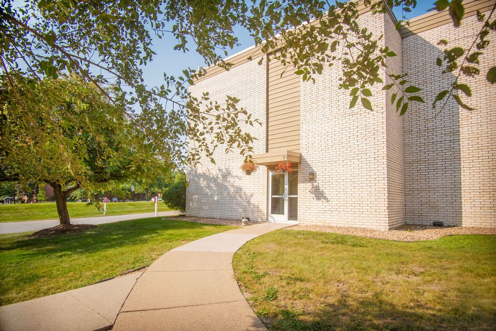 Plymouth Apartment: 17210 County Rd 6