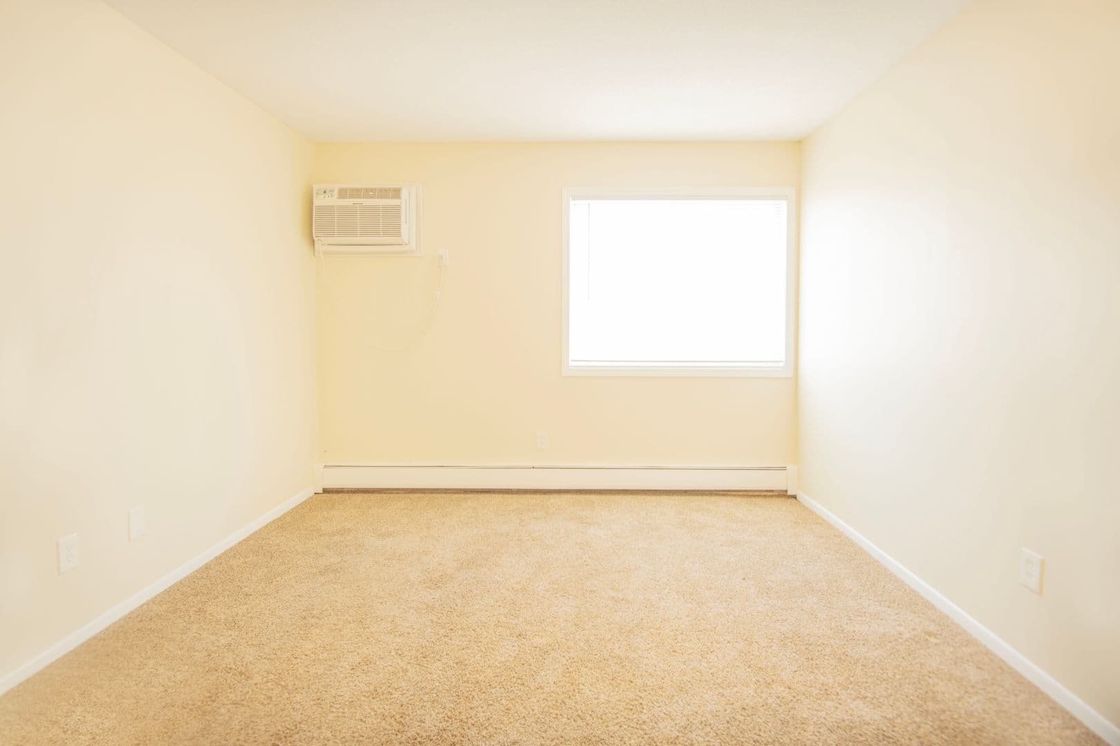 Plymouth Apartment: 17210 County Rd 6