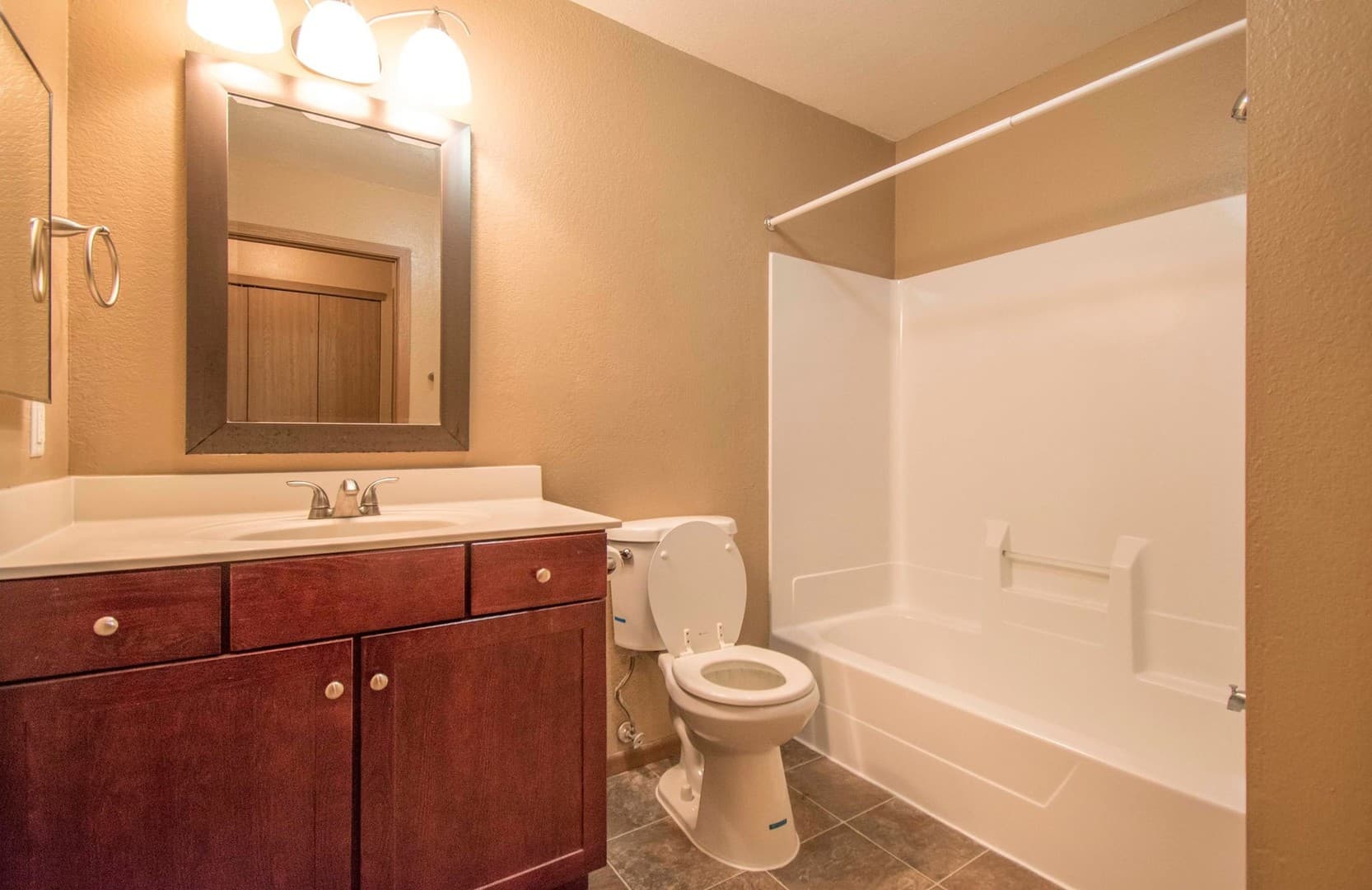 Plymouth Apartment: 4075 Lancaster Ln