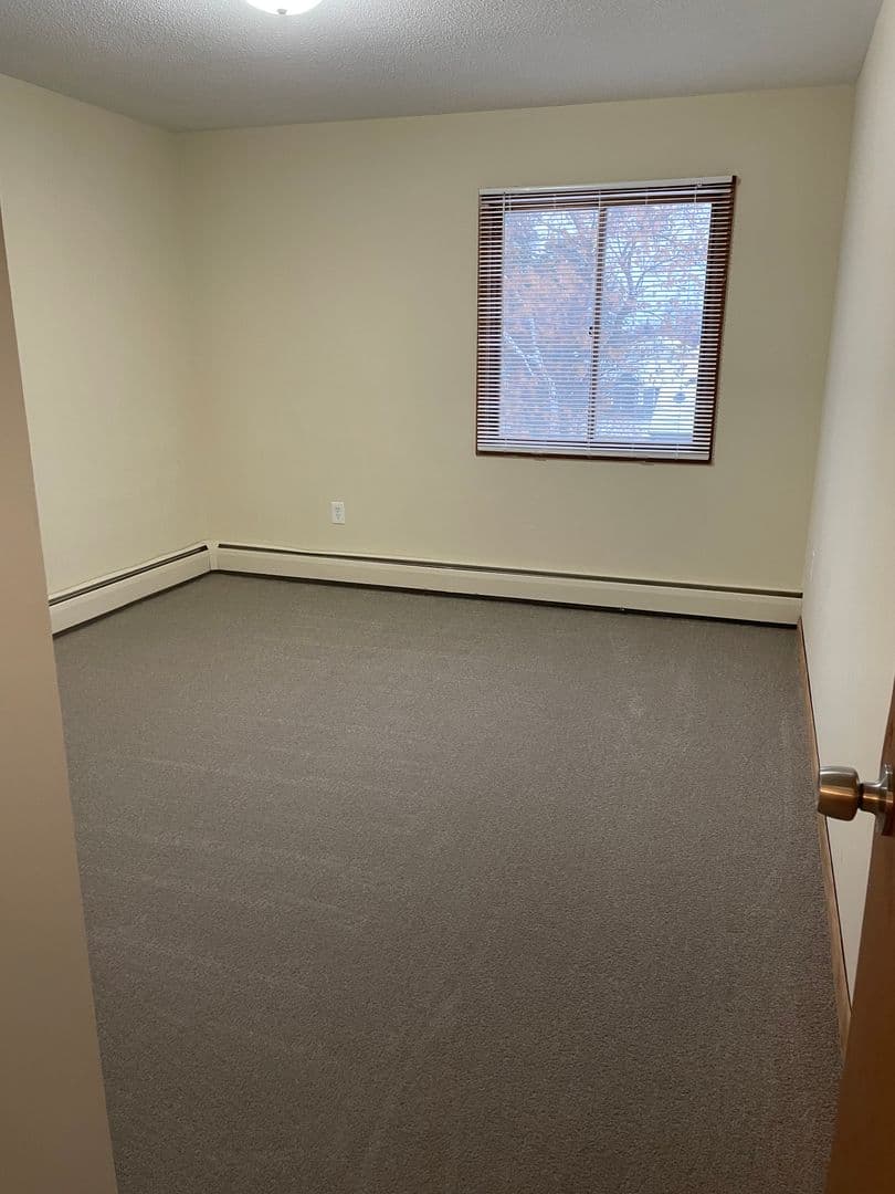 Farmington Apartment: 811 - 8th Street