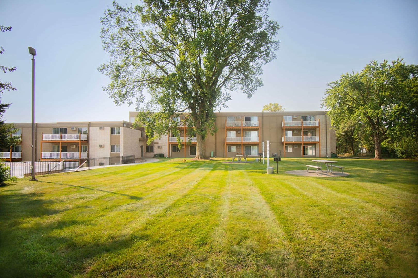 Plymouth Apartment: 17210 County Rd 6