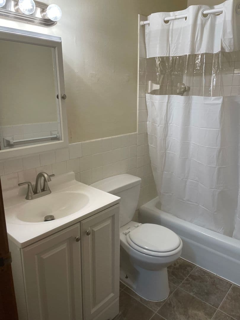 Farmington Apartment: 811 - 8th Street