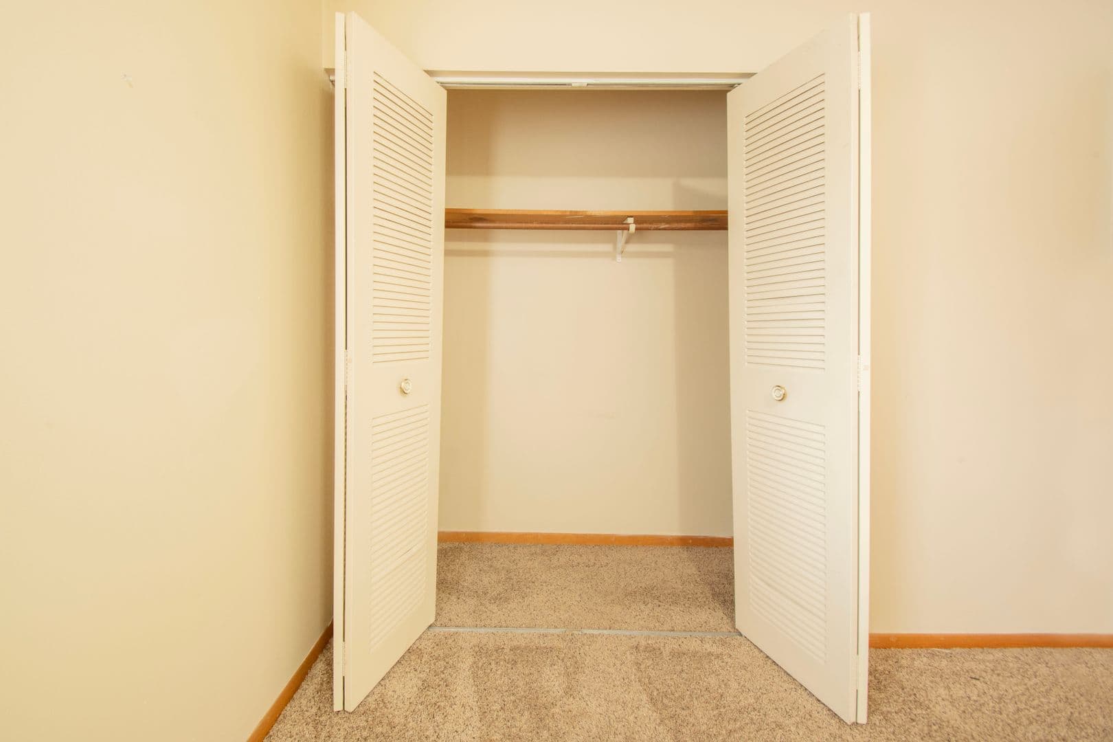 Elk River Apartment: 18594 Gary St