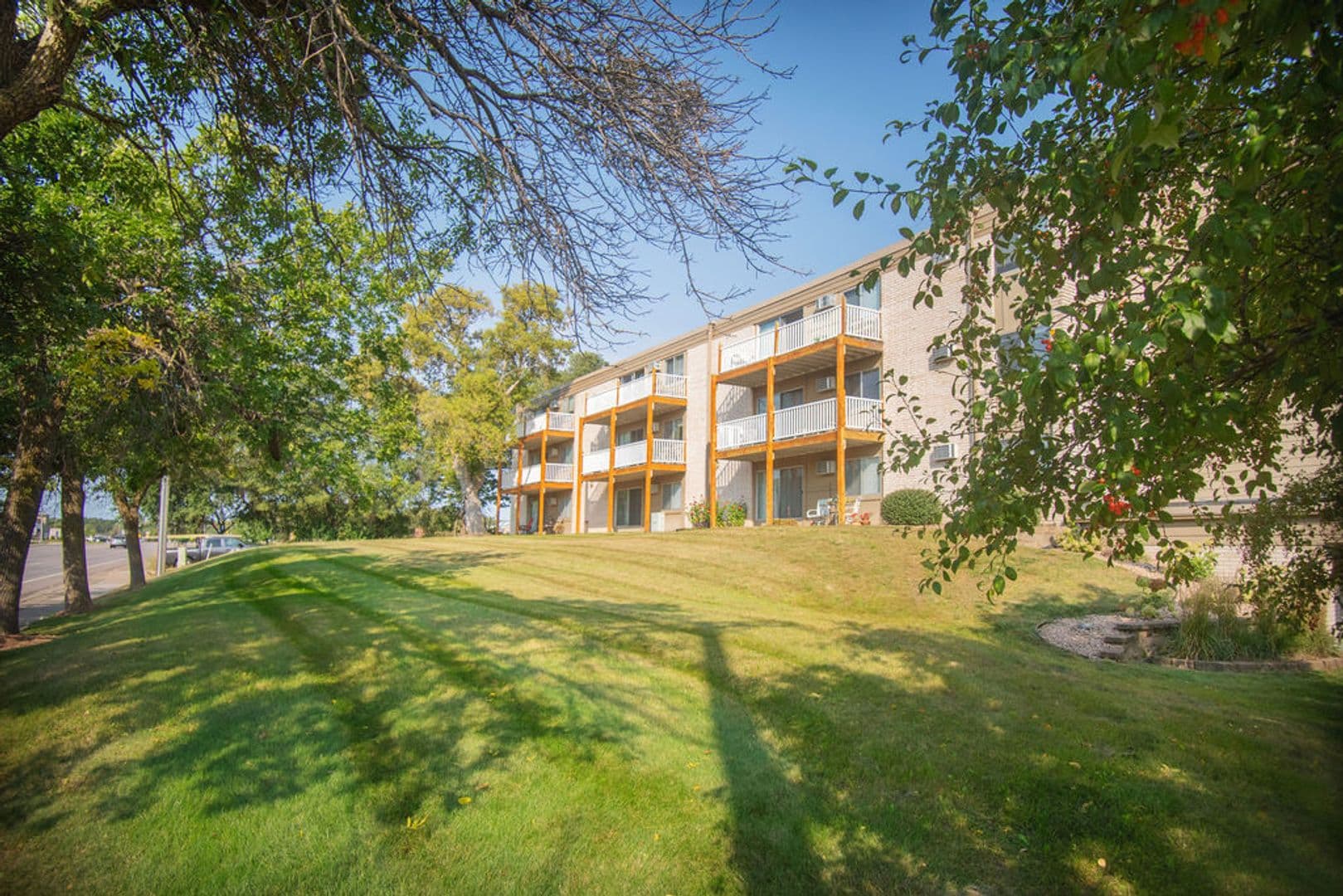 Plymouth Apartment: 17210 County Rd 6