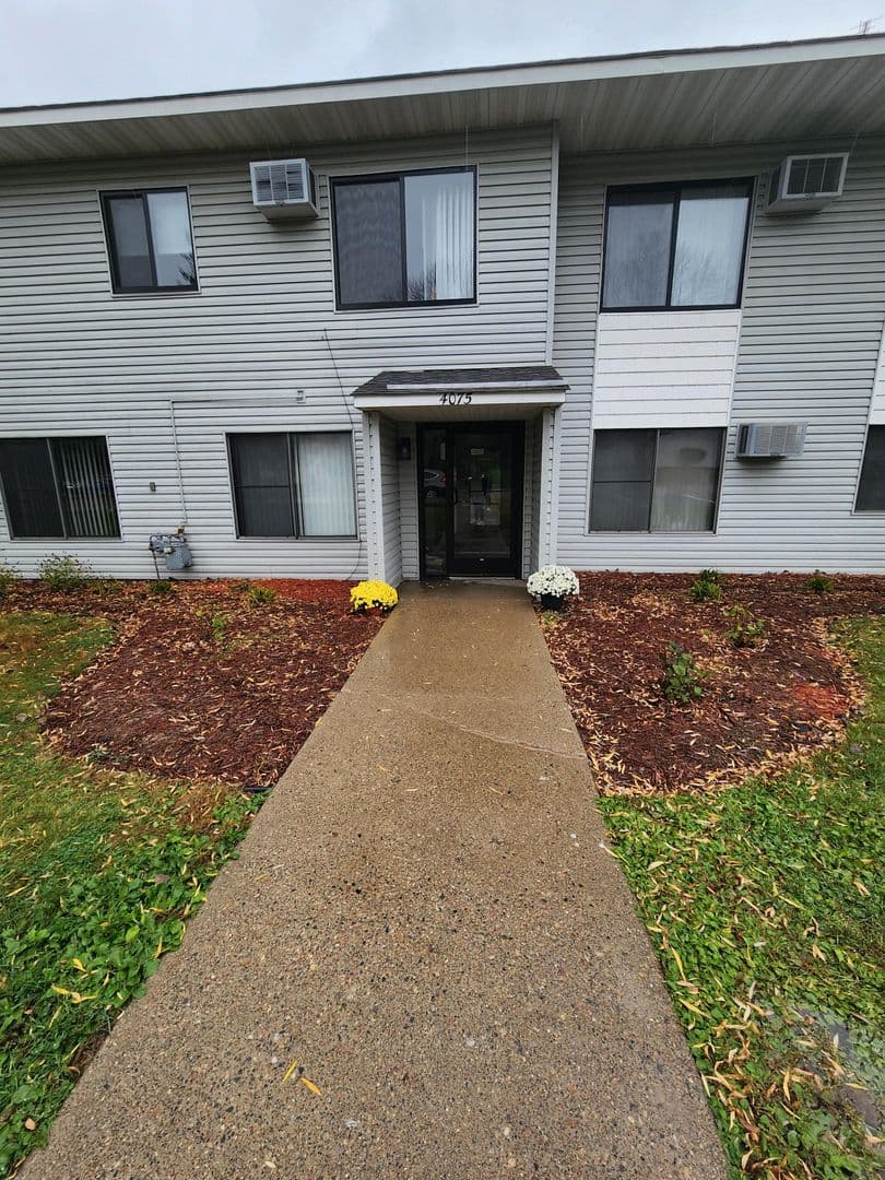 St. Bonifacius Apartment: 4075 Tower St
