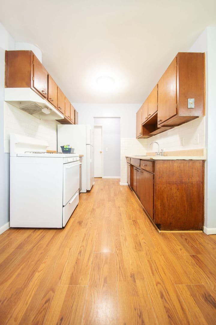Richfield Apartment: 424 E 73rd St
