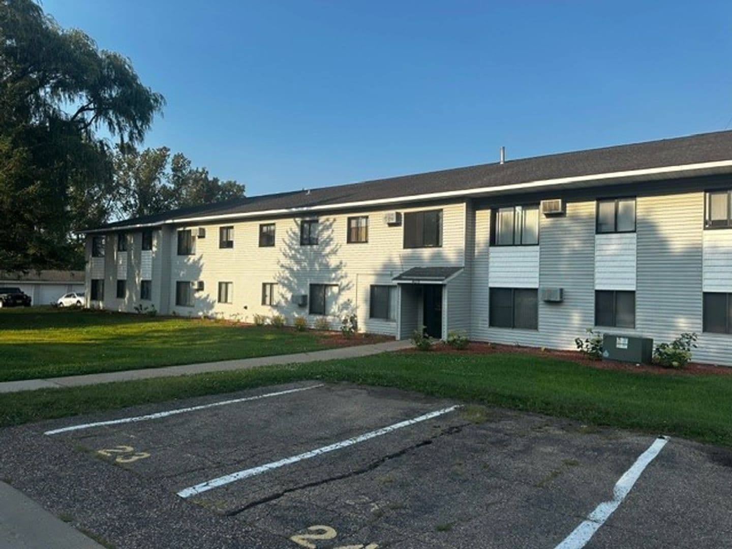St. Bonifacius Apartment: 4075 Tower St