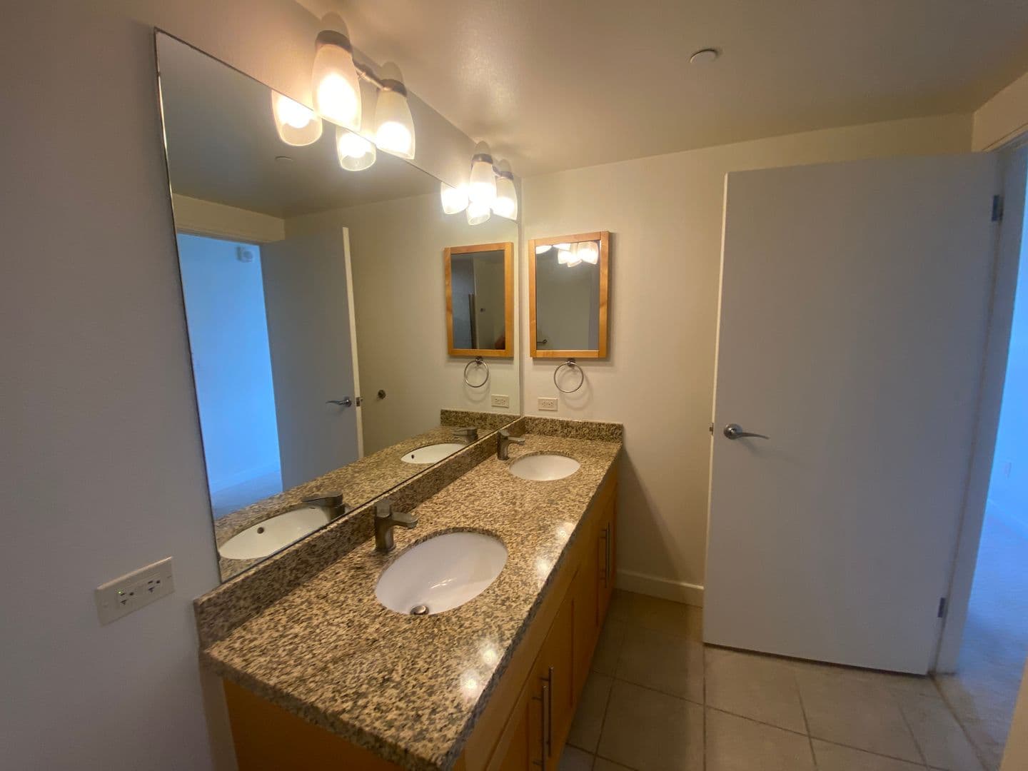 Honolulu Condo: 600 Queen Street, #1208
