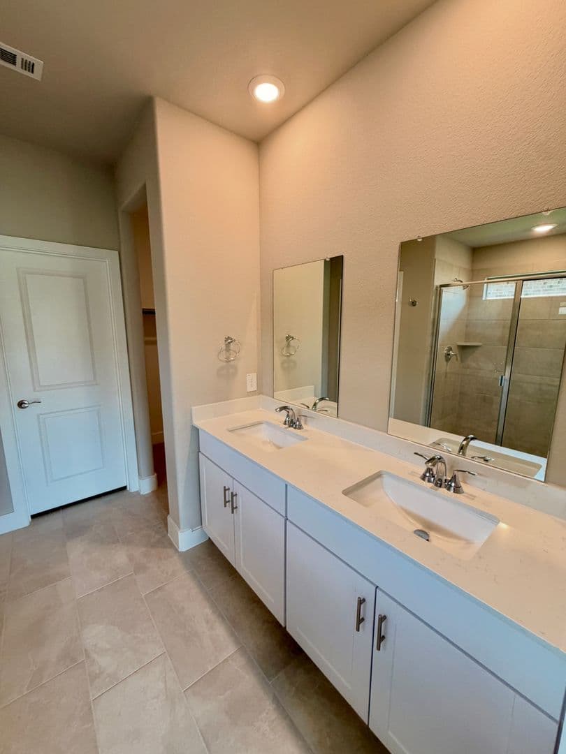 Sherman House: 214 Winchester Lane