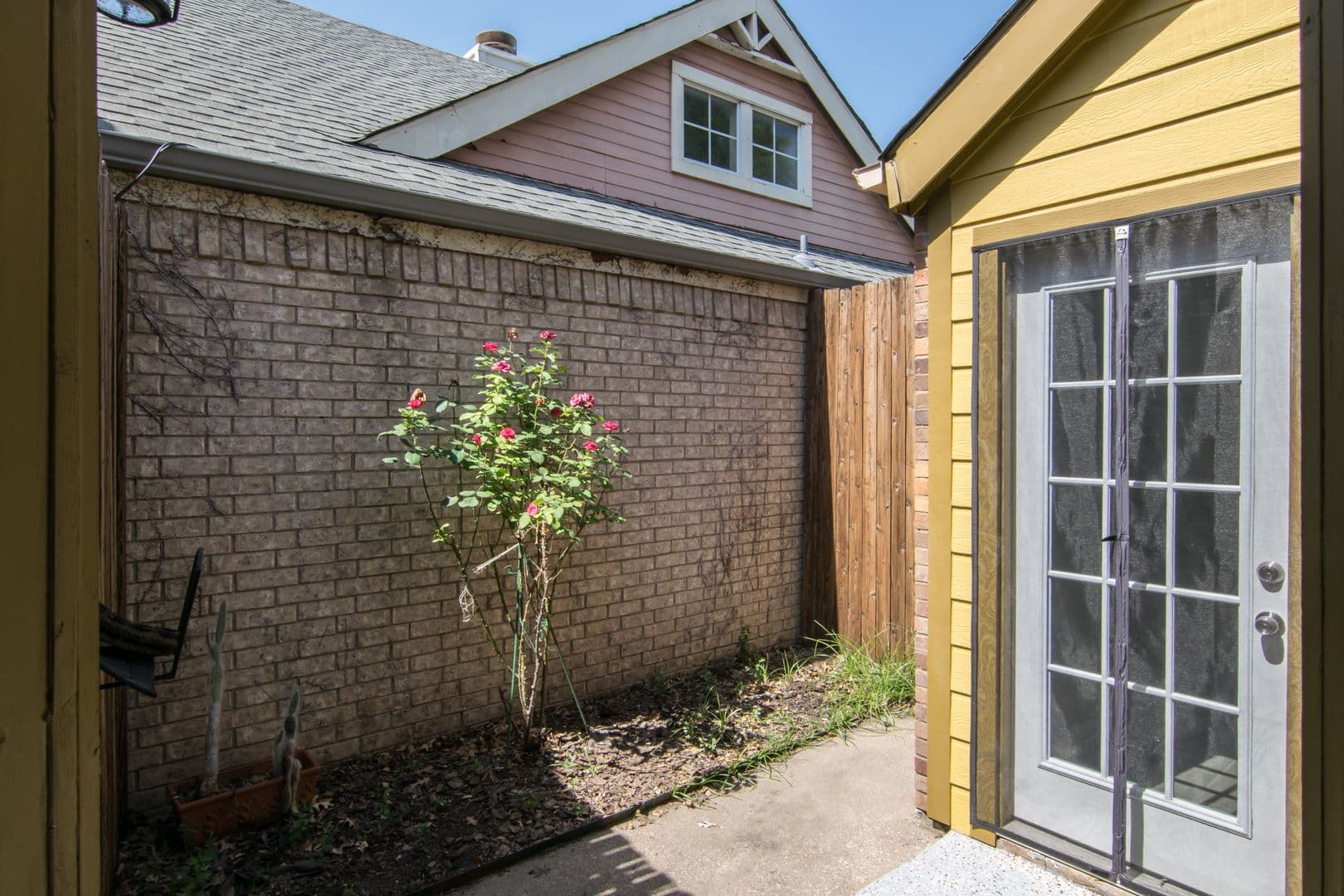 Dallas House: 3142 Royal Gable Drive