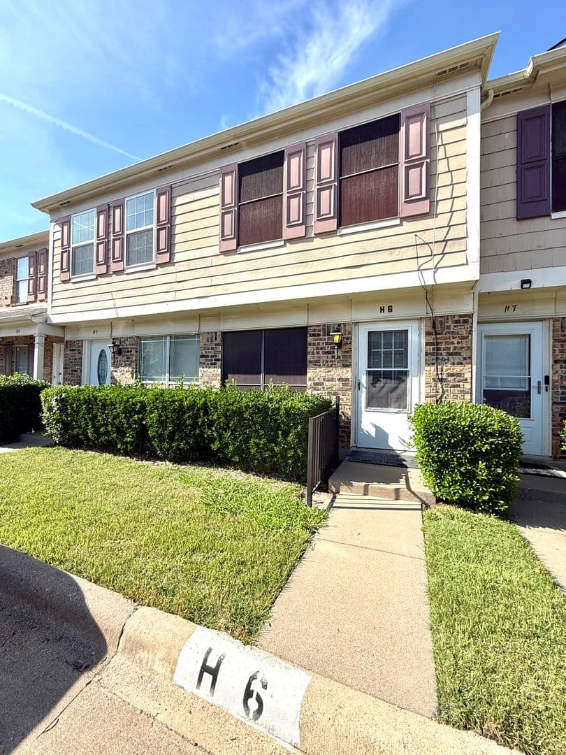 Garland House: 629 Carriagehouse Lane