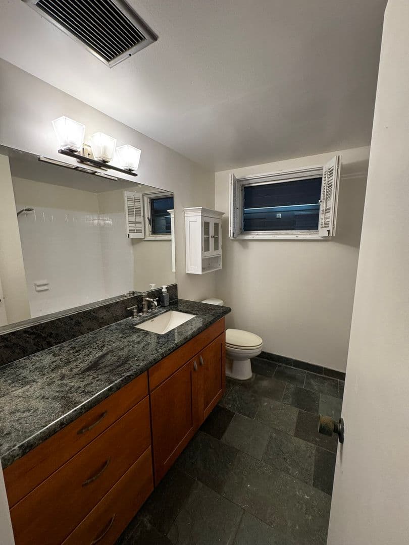 Honolulu Condo: 999 Wilder Ave #1403