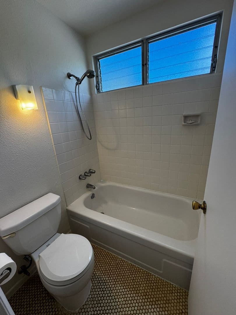 Honolulu House: 598 Hahaione Street #1G